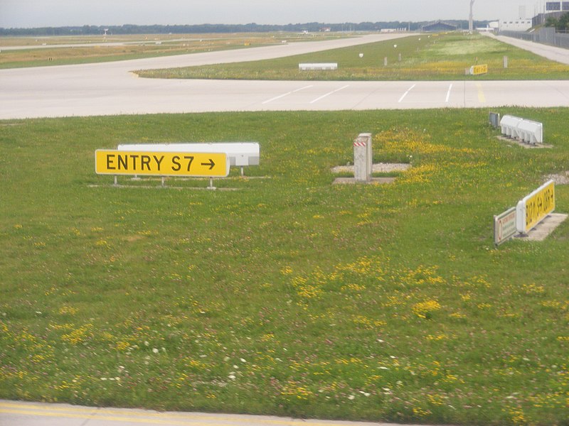 File:MUC airport FJS- sign on taxiway "→ Entry S 7".jpg