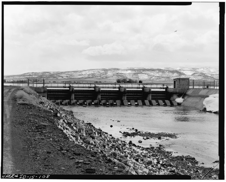 File:MURTAUGH LAKE HEADGATES, TWIN FALLS COUNTY, SOUTH OF MURTAUGH, IDAHO; OVERALL VIEW SOUTH. - Milner Dam and Main Canal- Twin Falls Canal Company, On Snake River, 11 miles West HAER ID,27-TWIF.V,1-108.tif