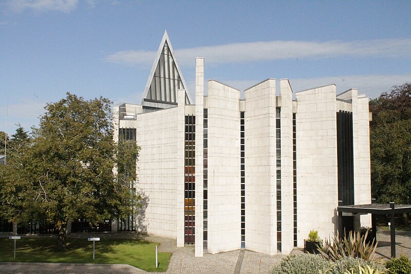 File:Main chapel, Mortonhall Crematorium.jpg