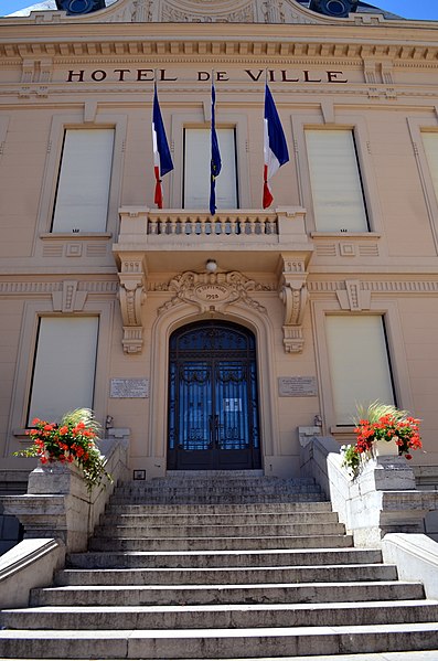 File:Mairie de Villefranche-sur-Saône, juillet 2016.jpg