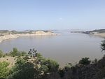 Vista del lago Mangla dal forte di Ramkort.jpg