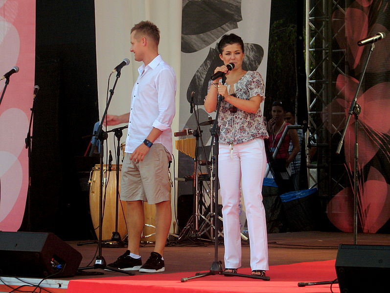 File:Marcin Mroczek and Katarzyna Cichopek during IV Meeting Of Fans of the TV Series "M jak miłość" in Gdynia 2010 - 2.jpg