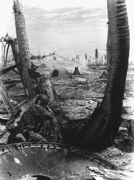 Marine estadounidense en acción en la batalla de Tarawa