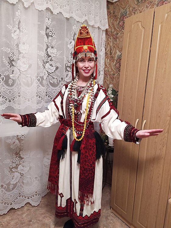 Татьяна Швецова в традиционном эрзянском народном костюме