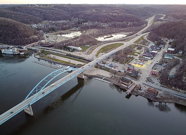 US 18 crosses into Wisconsin via the Marquette–Joliet Bridge