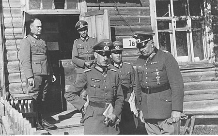 Fail:Marszałek Wilhelm von Leeb podczas inspekcji jednostki na froncie wschodnim. (2-675).jpg