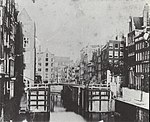 De Oude Haarlemmersluis met Martelaarsbrug bij de Nieuwendijk voor de demping in 1884.