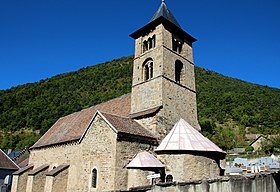 L'église avec le clocher.