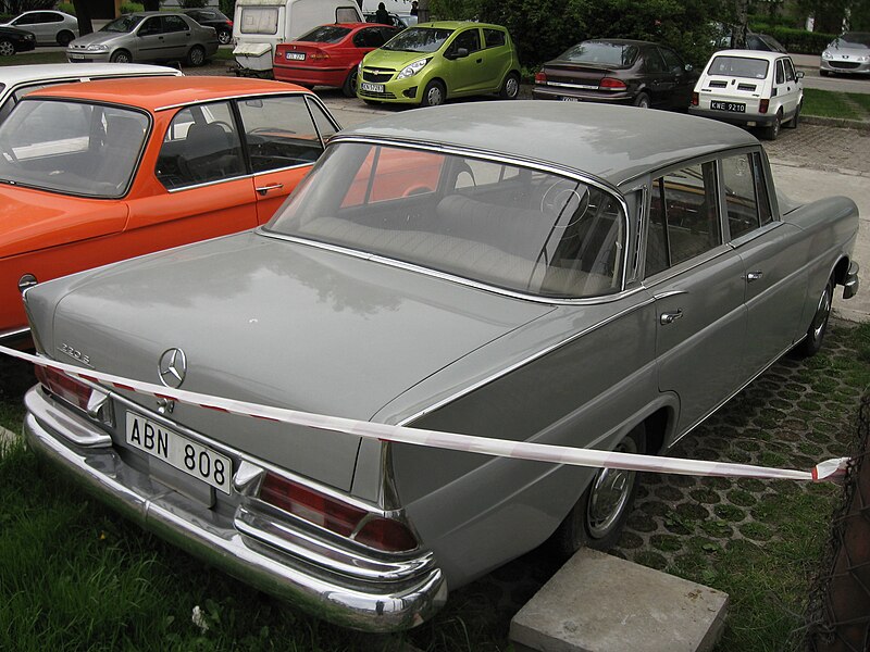 File:Mercedes-Benz 220 S on a parking lot in Kraków (2).jpg