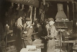 Niños trabajadores en una fábrica de vidrio. Indiana, 1908.