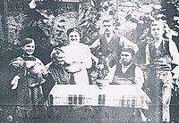 Rodina Alšova bratrance Jana Tesky s manželkou Antonií, dcerami Anynkou (s psíkem) a Márinkou a se syny Štěpánkem a Jendou. Chybí syn Stanislav. Asi 1908.