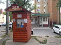 Miniatuur voor Bestand:Milk vending machine and post office, Szent István Street, 2017 Nyíregyháza.jpg