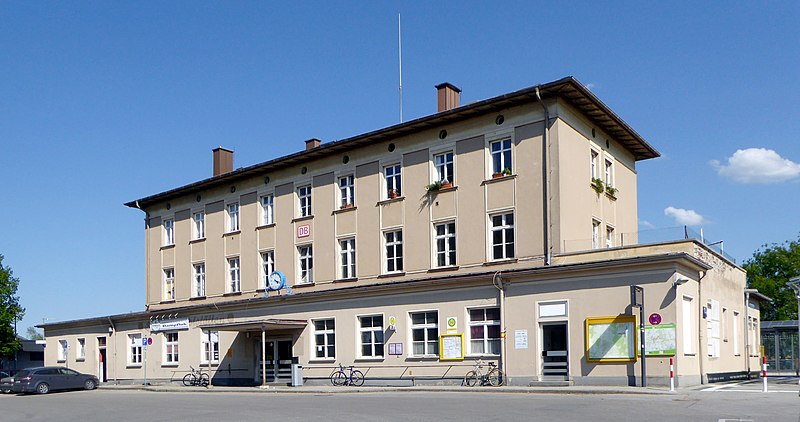 File:Mindelheim, Bahnhof, Stadtseite, 1.jpeg