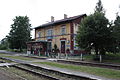 Staniční budova železniční zastávky v Mníšku.