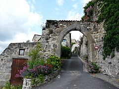 La porte de l'enceinte du château dans le village.