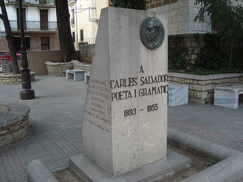 Archivo:Monument del poble de Benassal al poeta Carles Salvador.jpg