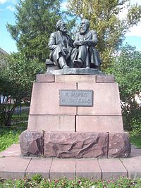 Monument to Karl Marx and Friedrich Engels (Petrozavodsk).jpg