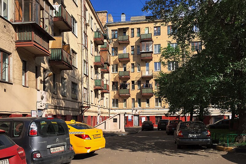 File:Moscow, Rusakovskaya 2, inside the block (31357373776).jpg