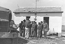 Dům poškozený při teroristickém útoku ve vesnici Šaršeret, foto z r. 1955