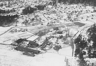 Mossens gård i förgrunden och torpet Svedmyra ungefär i bildmitt, vy österifrån. Flygfotografi av Oscar Bladh 1932.