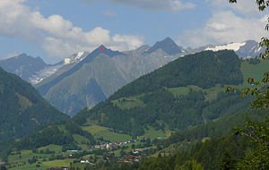 Mullwitzkogel (red arrow), seen from Zedlach (from the east).  It is framed by the three thousand meter peaks (from left): Daberspitze, Rötspitze, Ogasil (directly behind Mullwitzkogel), Steingrubenkogel, Quirl and the Malhamspitzen.