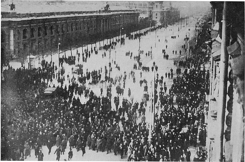 File:Multitud2EnNevskyProspektMarzo1917--russiainrevolut00jone.jpg