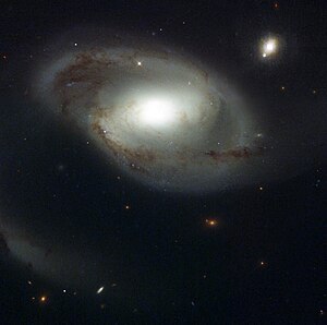 Космический телескоп Хаббла NGC 4319 и PGC 39975