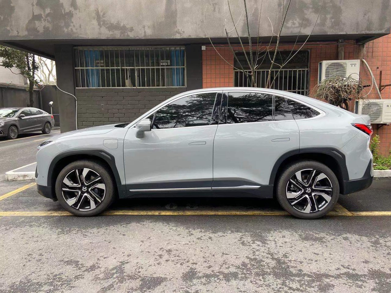 Image of NIO EC6 side