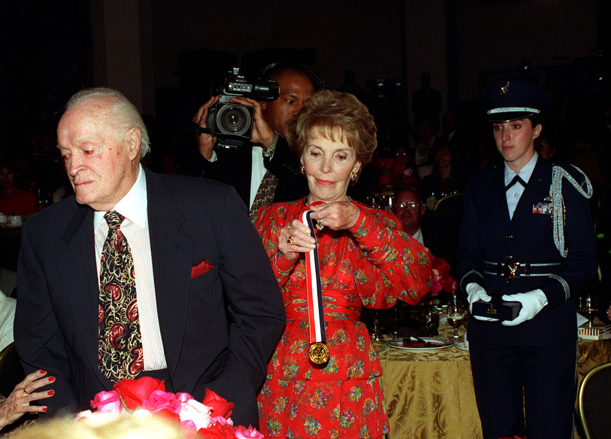 ファイル Nancy Reagan Presents Ronald Reagan Freedom Award To Bob Hope Jpg Wikipedia