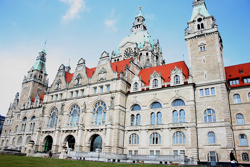 File:Neues Rathaus im Herbst in Hannover.JPG