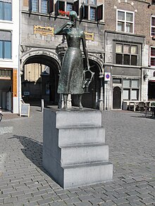 Statue of Mariken in Nijmegen Nijmegen - Standbeeld van Mariken van Nieumeghen van Vera van Hasselt op de Grote Markt.jpg