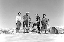 Tom Frost, Royal Robbins, Chuck Pratt et Yvon Chouinard au sommet d'El Capitan après la première ascension de North America Wall, le 31 octobre 1964.