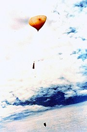 un ballon météo juste après son décollage.