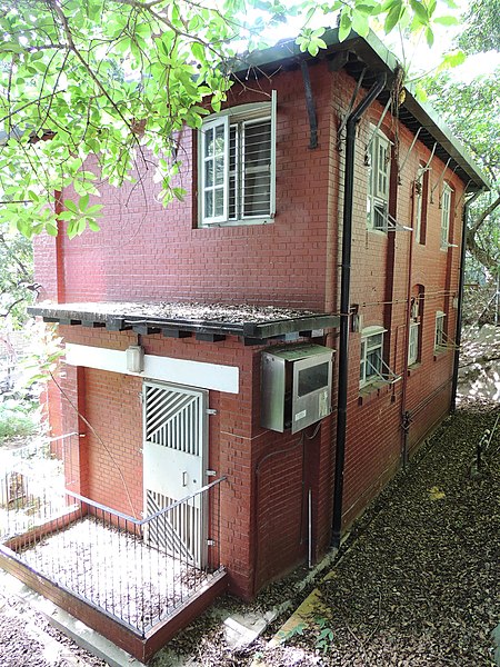 File:Old Police Bungalow No 173 Kwong Fuk Road.JPG