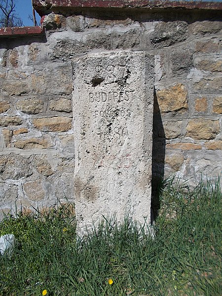 File:Old signal stone. - Konkoly-Thege street, Csillebérc.JPG
