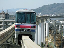 Tåg på Osaka Monorail vid Hotarugaike station i Toyonaka