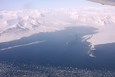 Esmarkbreen debouches into Ymerbukta. Oscar II Land Ymerbukta IMG 2545.jpg