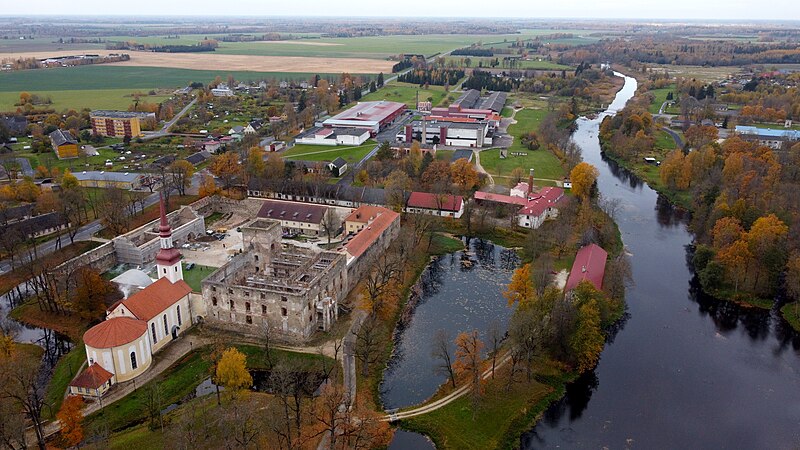 File:Põltsamaa castle and river in Estonia 0841.jpg