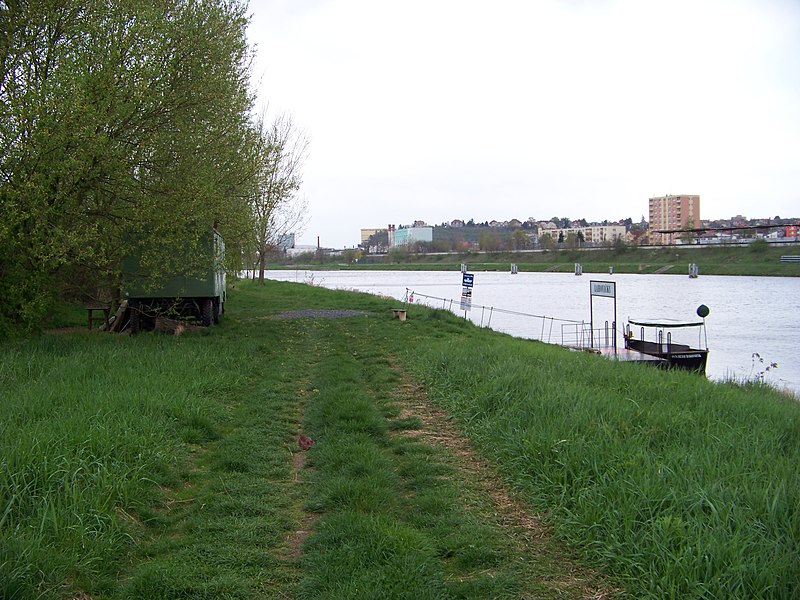 File:Přístaviště Lahovičky, pobřežní cesta.jpg