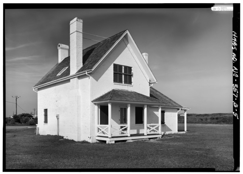 File:PERSPECTIVE VIEW OF SOUTHEAST (FRONT) AND SOUTHWEST SIDE - Cape Hatteras Lighthouse, Principal Keeper's Dwelling, Point of Cape Hatteras, Access Road from Route 12, Buxton, Dare HABS NC,28-BUXT,1-B-5.tif