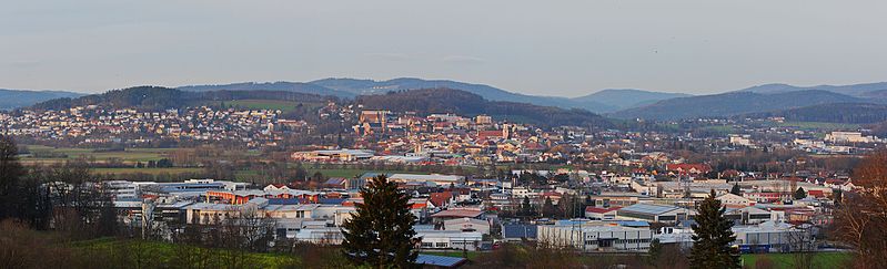 File:Panorama der Stadt Cham.jpg