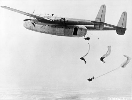 Tập_tin:Paratroopers_jump_from_a_C-82.jpg