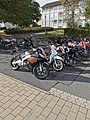 Parkende Motorräder, Mopeds und Roller an der Kaufmännischen und Gewerblichen Schule Tauberbischofsheim.jpg