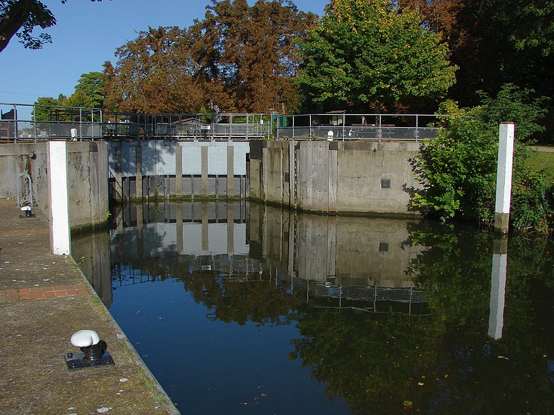 File:Penton Hook lock - geograph.org.uk - 3164192.jpg