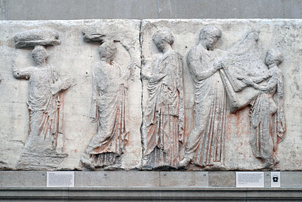 Escena central del friso este, de izquierda a derecha, tres figuras femeninas, un hombre, un niño