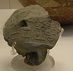伯里布森墓穴中发现的图章印痕，包括埃及语中已知的最古老句子，约前2690年。[7]