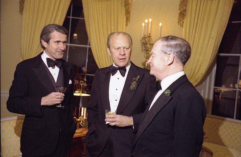 File:Photograph of Chief of Protocol Henry Catto, President Gerald R. Ford, and Prime Minister Liam Cosgrave of Ireland at a Reception in the Yellow Oval Room Prior to a State Dinner Honoring Prime Minister Cosgrave - NARA - 7840010.jpg