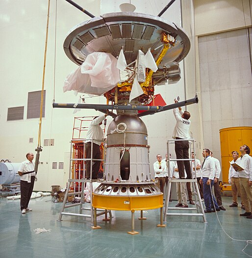 La sonde Pioneer 10 est fixée sur l'étage à propergol solide Star37E, qui doit lui imprimer une vitesse additionnelle au lancement.