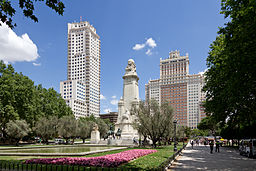 Cervantesův památník (uprostřed), Torre Madrid (vlevo) a Edificio España (vpravo)
