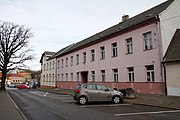 Čeština: Domov mládeže při Vyšší odborné škole sociální a Střední pedagogické škole, Zahradní 101, Prachatice. Rodný dům spisovatelky Hildy Bergmannové. English: Native house of writer Hilda Bergmann, Zahradní street No. 101, Prachatice, South Bohemian Region, Czechia.